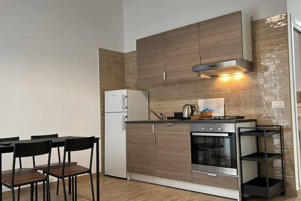 Casa Sandrili First, Station Apartment
